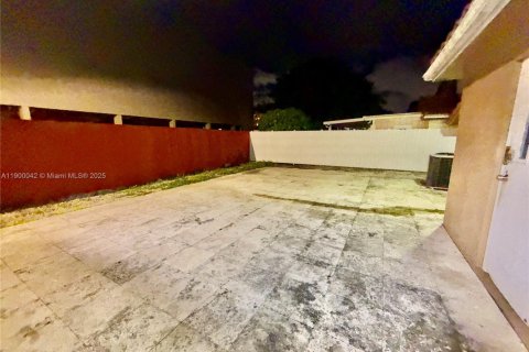 House in Miami, Florida 4 bedrooms, 184.6 sq.m. № 1952635 - photo 6