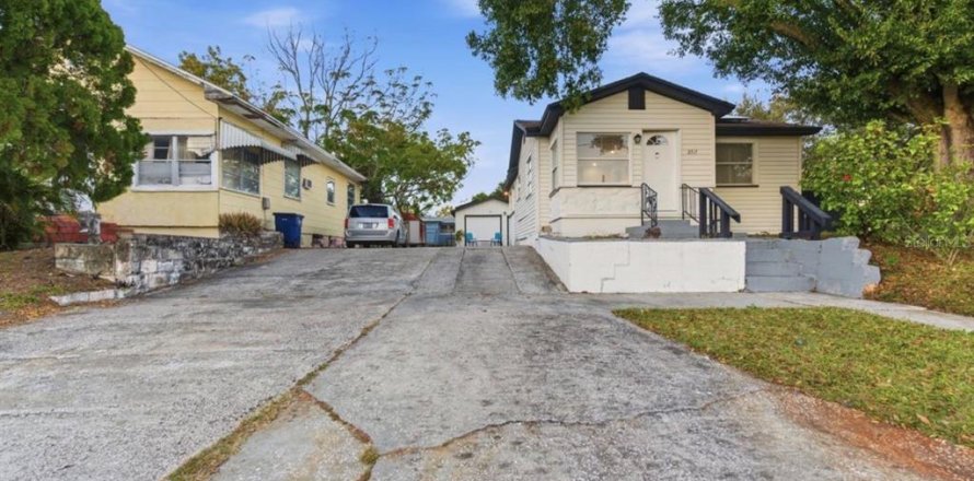 House in Tampa, Florida 3 bedrooms, 93.55 sq.m. № 2266807
