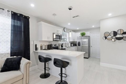 House in Tampa, Florida 3 bedrooms, 93.55 sq.m. № 2266807 - photo 6