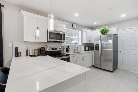 House in Tampa, Florida 3 bedrooms, 93.55 sq.m. № 2266807 - photo 7