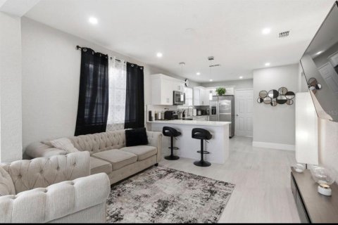 House in Tampa, Florida 3 bedrooms, 93.55 sq.m. № 2266807 - photo 3