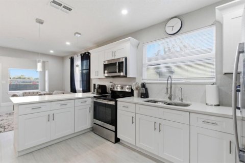 House in Tampa, Florida 3 bedrooms, 93.55 sq.m. № 2266807 - photo 8