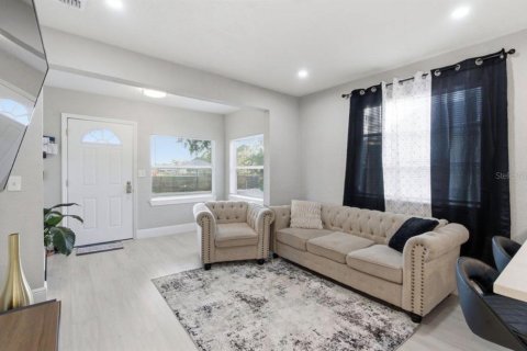 House in Tampa, Florida 3 bedrooms, 93.55 sq.m. № 2266807 - photo 4