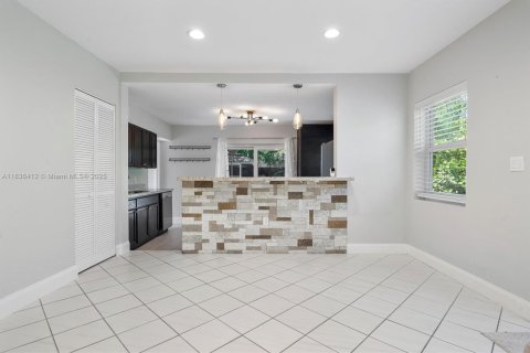 House in Miami, Florida 3 bedrooms, 91.79 sq.m. № 1823641 - photo 5