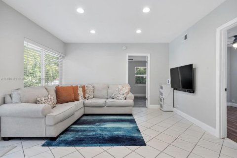 House in Miami, Florida 3 bedrooms, 91.79 sq.m. № 1823641 - photo 3