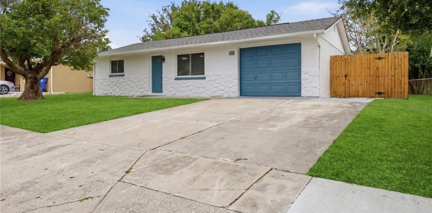 House in New Port Richey, Florida 3 bedrooms, 102.19 sq.m. № 2096109