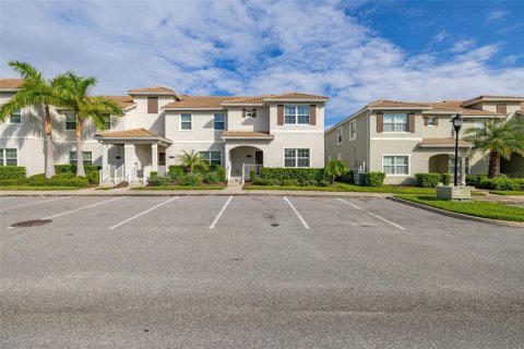 Townhouse in STOREY LAKE in Kissimmee, Florida 5 bedrooms, 201.41 sq.m. № 1894726 - photo 2
