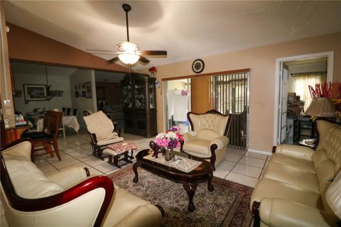 House in Kissimmee, Florida 5 bedrooms, 203.83 sq.m. № 1827892 - photo 12