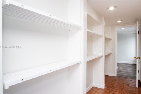 House in Miami, Florida 4 bedrooms, 450.48 sq.m. № 1868026 - photo 11