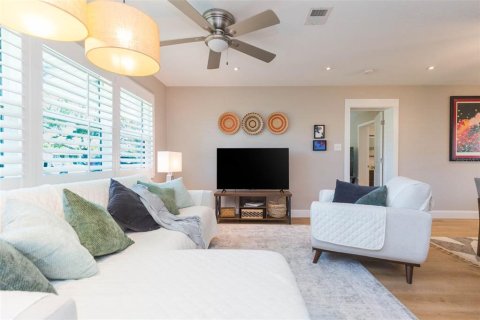 House in Tampa, Florida 4 bedrooms, 150.97 sq.m. № 1644695 - photo 8