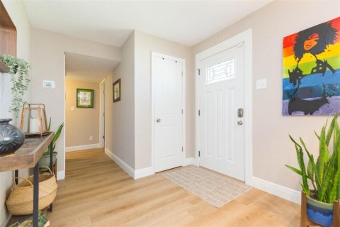 House in Tampa, Florida 4 bedrooms, 150.97 sq.m. № 1644695 - photo 9