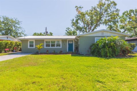House in Tampa, Florida 4 bedrooms, 150.97 sq.m. № 1644695 - photo 1