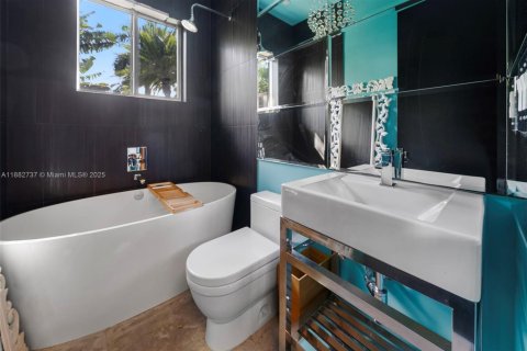 House in Miami Beach, Florida 4 bedrooms, 319.77 sq.m. № 1929723 - photo 20
