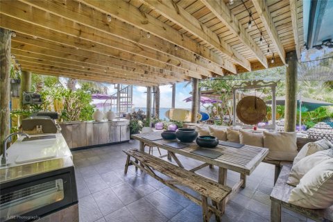 House in Miami Beach, Florida 4 bedrooms, 319.77 sq.m. № 1929723 - photo 24