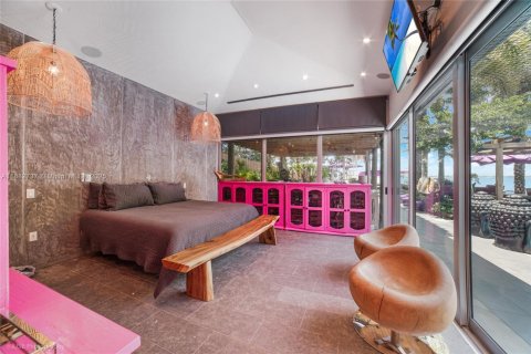 House in Miami Beach, Florida 4 bedrooms, 319.77 sq.m. № 1929723 - photo 15