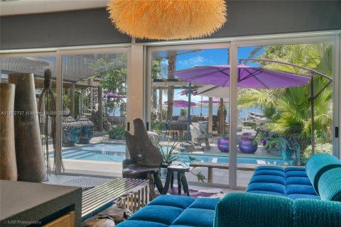 House in Miami Beach, Florida 4 bedrooms, 319.77 sq.m. № 1929723 - photo 11