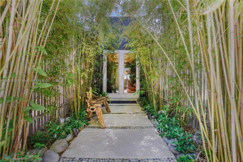 House in Miami Beach, Florida 4 bedrooms, 319.77 sq.m. № 1929723 - photo 3