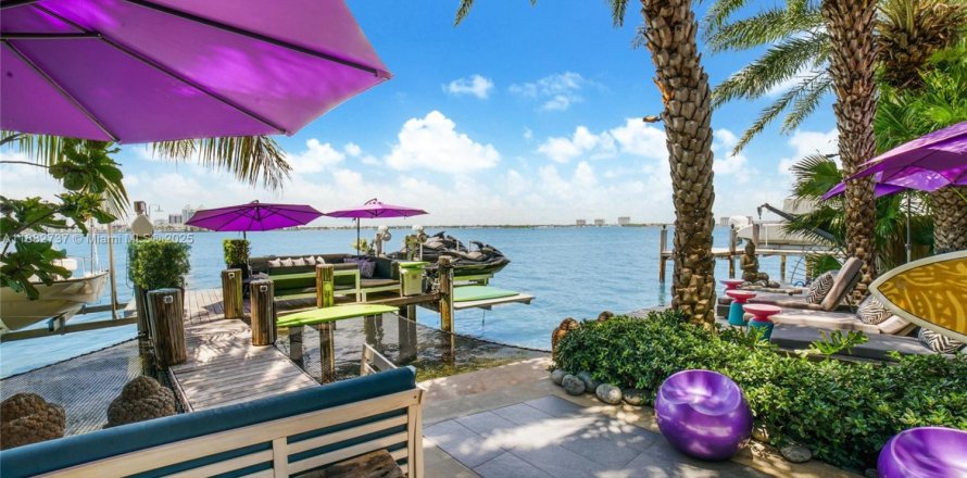 House in Miami Beach, Florida 4 bedrooms, 319.77 sq.m. № 1929723