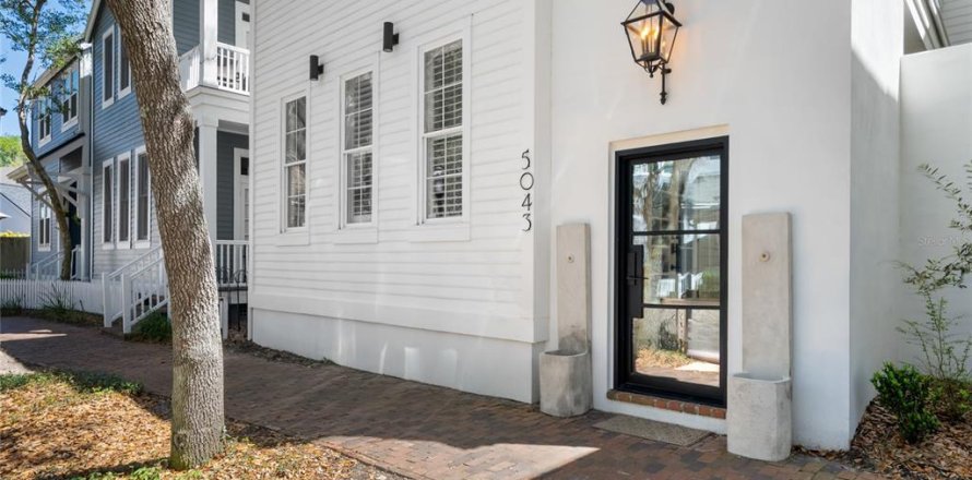 House in Gainesville, Florida 3 bedrooms, 247.21 sq.m. № 1620147