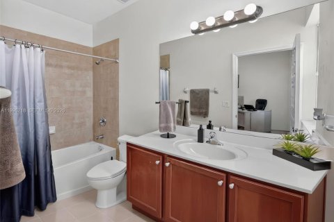 Снять в аренду таунхаус в Катлер-Бей, Флорида 2 спальни, 135.45м2, № 2058223 - фото 19