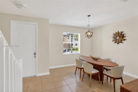 Снять в аренду таунхаус в Катлер-Бей, Флорида 2 спальни, 135.45м2, № 2058223 - фото 5