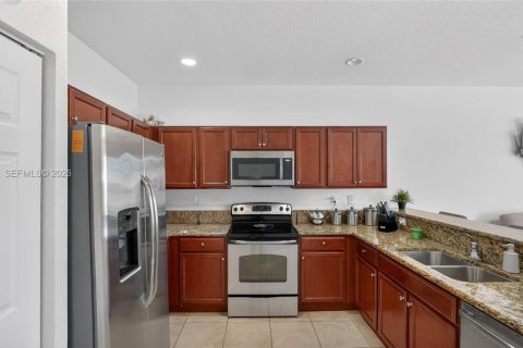 Снять в аренду таунхаус в Катлер-Бей, Флорида 2 спальни, 135.45м2, № 2058223 - фото 8