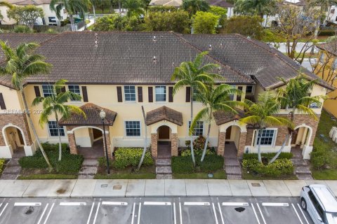 Снять в аренду таунхаус в Катлер-Бей, Флорида 2 спальни, 135.45м2, № 2058223 - фото 2