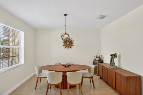 Снять в аренду таунхаус в Катлер-Бей, Флорида 2 спальни, 135.45м2, № 2058223 - фото 4