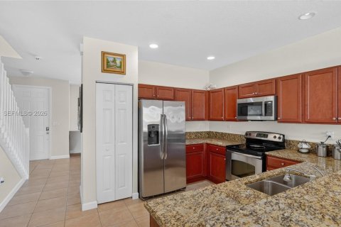 Снять в аренду таунхаус в Катлер-Бей, Флорида 2 спальни, 135.45м2, № 2058223 - фото 7