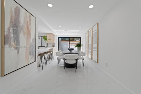 Casa en venta en Miami, Florida, 4 dormitorios, 221.01 m2 № 1705993 - foto 15