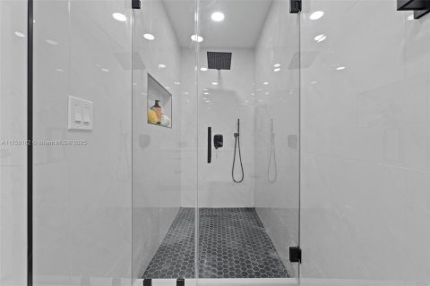 Casa en venta en Miami, Florida, 4 dormitorios, 221.01 m2 № 1705993 - foto 29