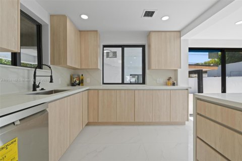 Casa en venta en Miami, Florida, 4 dormitorios, 221.01 m2 № 1705993 - foto 21