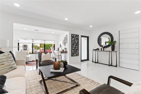 Casa en venta en Miami, Florida, 4 dormitorios, 221.01 m2 № 1705993 - foto 8