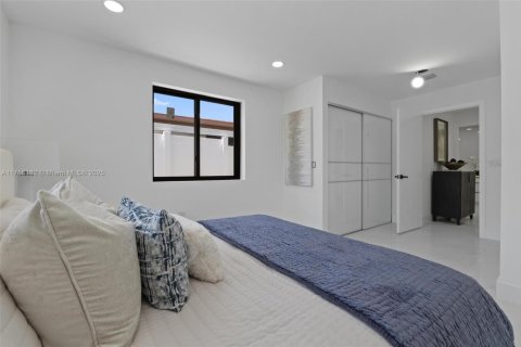 Casa en venta en Miami, Florida, 4 dormitorios, 221.01 m2 № 1705993 - foto 25