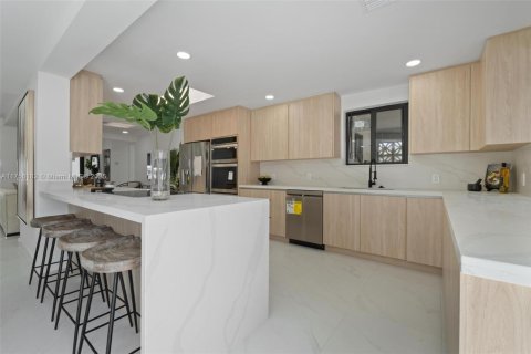 Casa en venta en Miami, Florida, 4 dormitorios, 221.01 m2 № 1705993 - foto 20