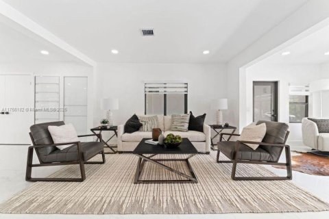 Casa en venta en Miami, Florida, 4 dormitorios, 221.01 m2 № 1705993 - foto 10