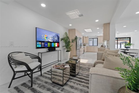 Casa en venta en Miami, Florida, 4 dormitorios, 221.01 m2 № 1705993 - foto 13