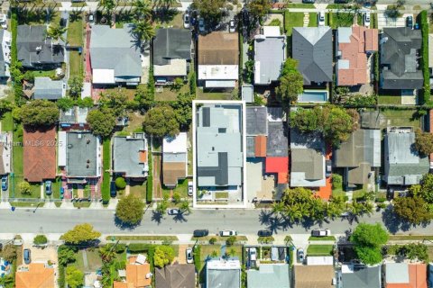 Casa en venta en Miami, Florida, 4 dormitorios, 221.01 m2 № 1705993 - foto 5