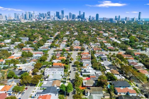 Casa en venta en Miami, Florida, 4 dormitorios, 221.01 m2 № 1705993 - foto 4