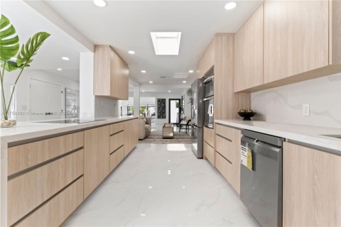 Casa en venta en Miami, Florida, 4 dormitorios, 221.01 m2 № 1705993 - foto 17
