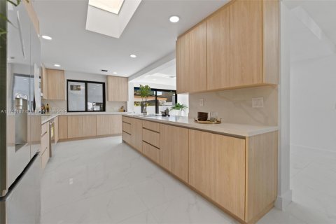 Casa en venta en Miami, Florida, 4 dormitorios, 221.01 m2 № 1705993 - foto 23