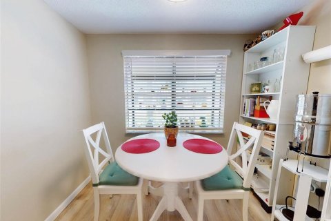 Condo in DeBary, Florida, 2 bedrooms  № 1910873 - photo 11