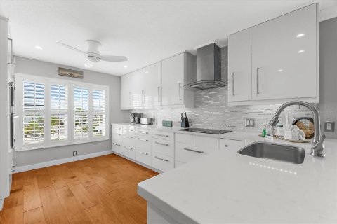 House in Bradenton Beach, Florida 4 bedrooms, 263.1 sq.m. № 2113949 - photo 11