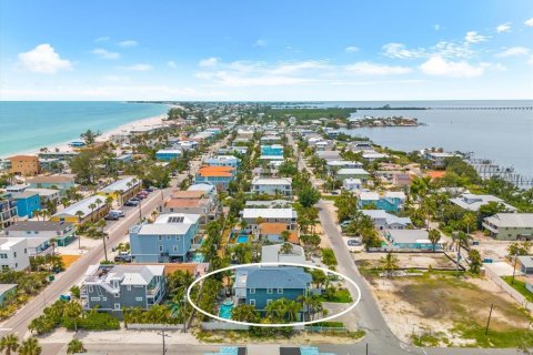 House in Bradenton Beach, Florida 4 bedrooms, 263.1 sq.m. № 2113949 - photo 4