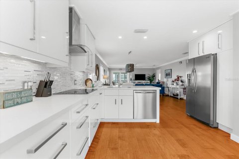House in Bradenton Beach, Florida 4 bedrooms, 263.1 sq.m. № 2113949 - photo 7