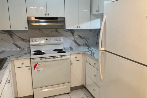 Condo in Hialeah, Florida, 2 bedrooms  № 1983490