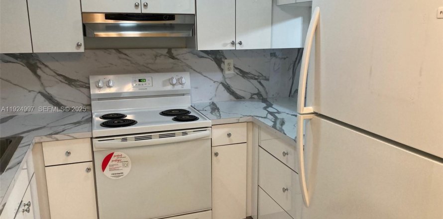 Condo in Hialeah, Florida, 2 bedrooms № 1983490