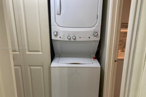 Condo in Hialeah, Florida, 2 bedrooms № 1983490 - photo 4