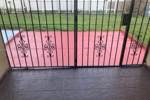 Condo in Hialeah, Florida, 2 bedrooms № 1983490 - photo 12