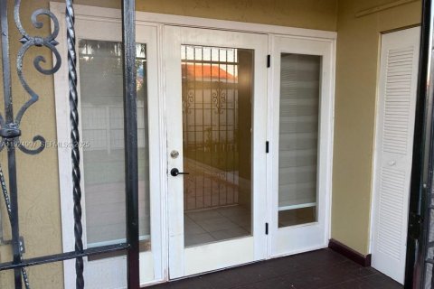 Condo in Hialeah, Florida, 2 bedrooms № 1983490 - photo 10